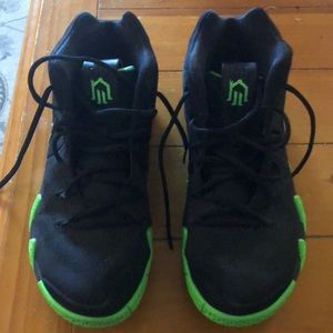Nike Kyrie 4 Basketball shoe